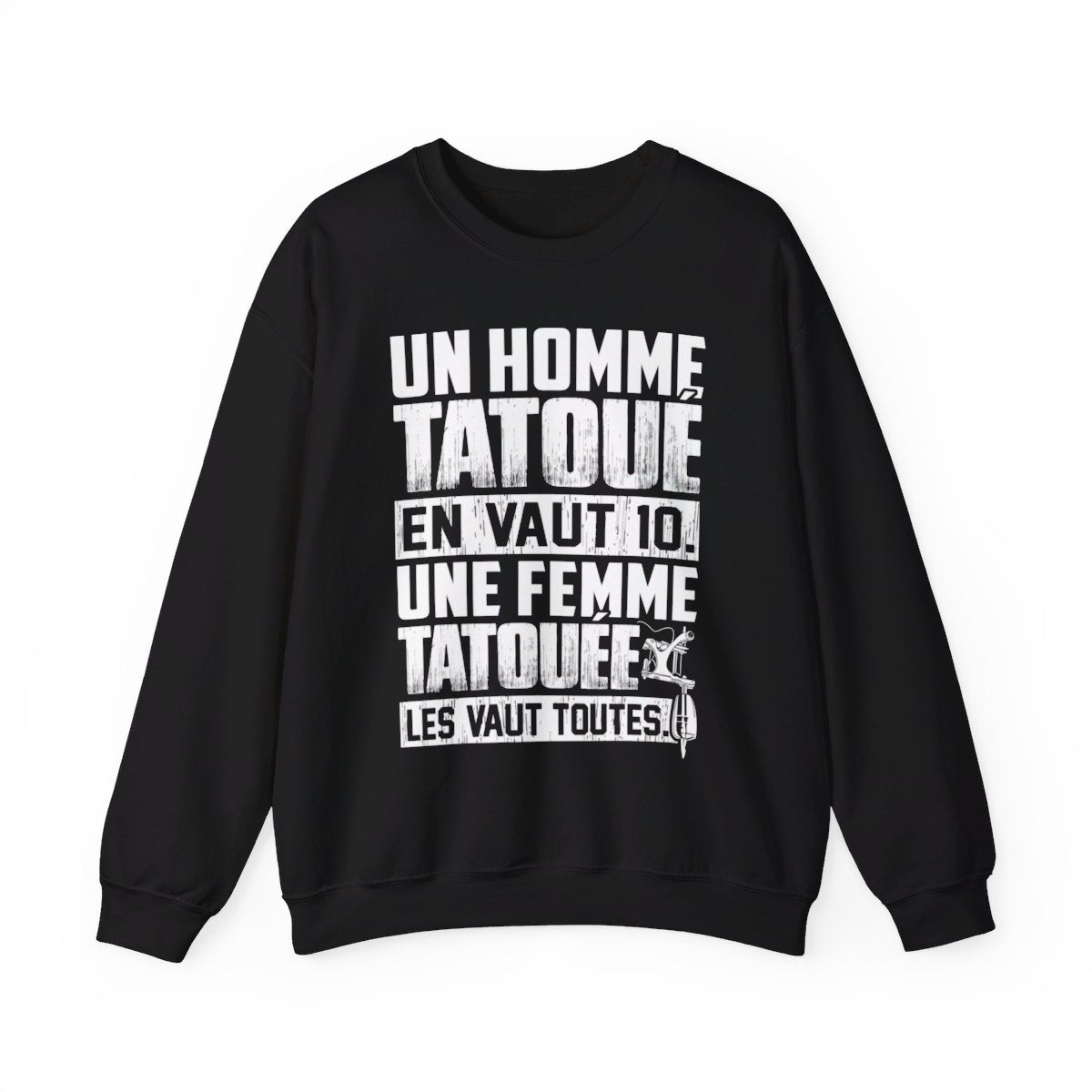 Un homme heureux est tatoué