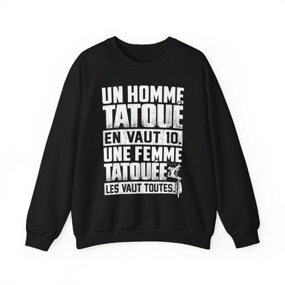 Un homme heureux est tatoué